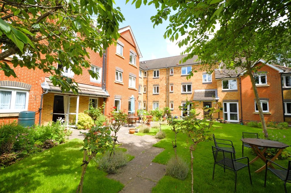 Property photo 1 of 10 Communal Gardens