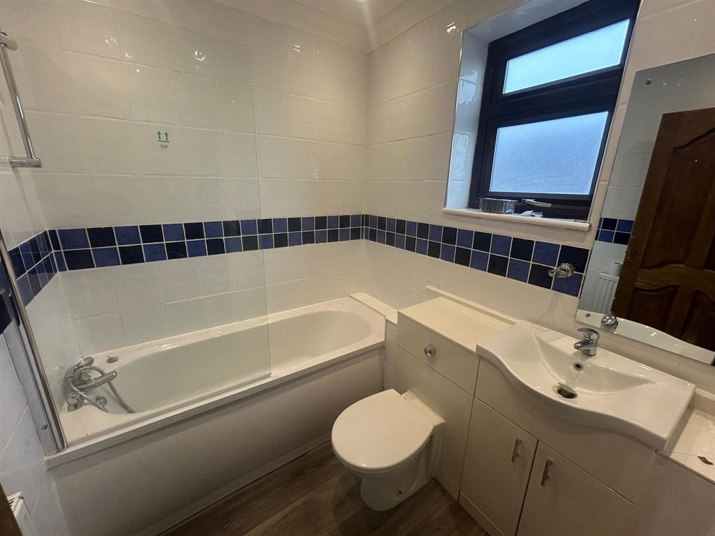 Property photo 3 of 10 Bathroom.Jpg