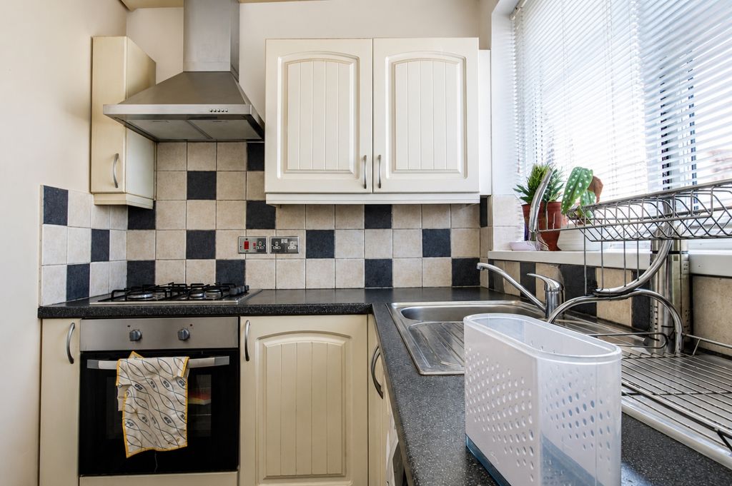 Property photo 3 of 9 Kitchen 1