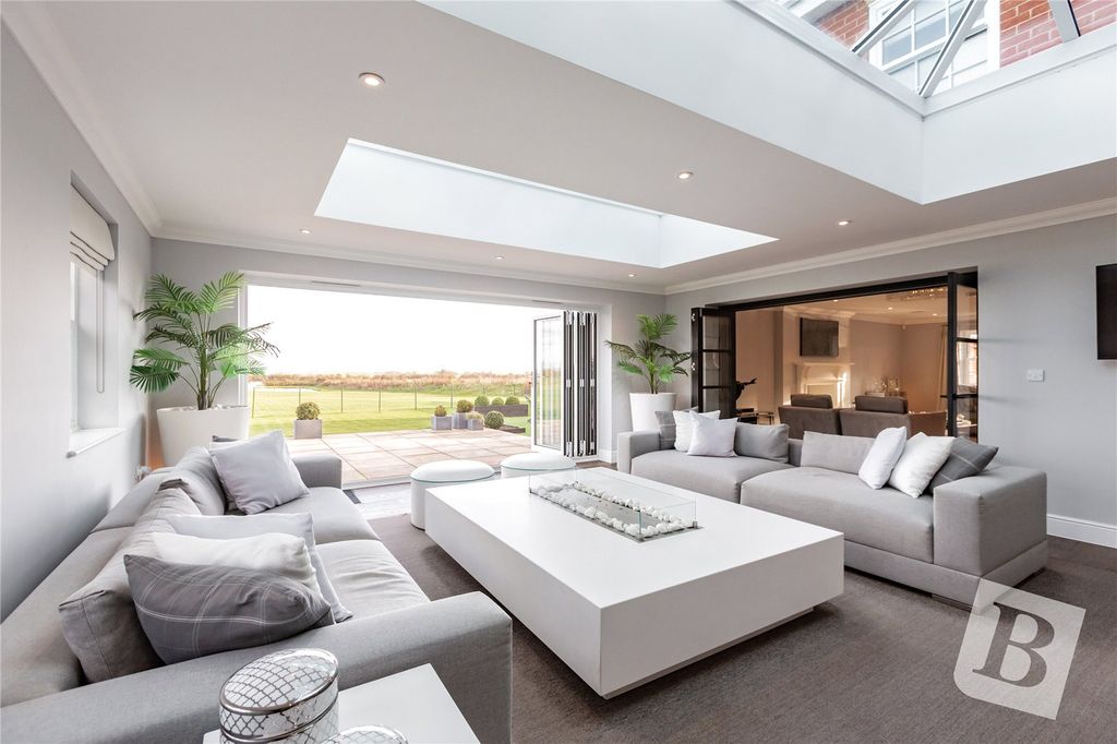 Property photo 3 of 45 Lounge