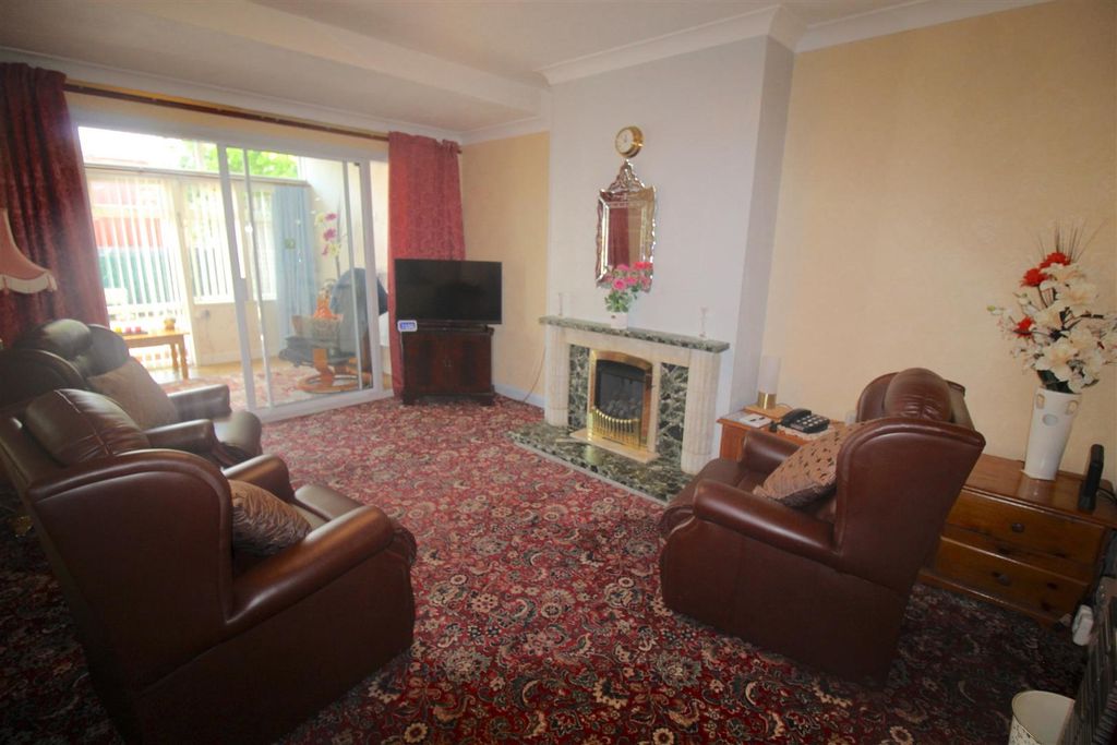 Property photo 2 of 12 Lounge