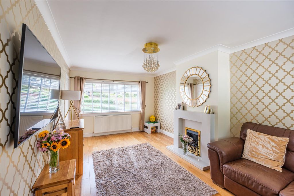 Property photo 2 of 28 Laburnum Lea-16.Jpg