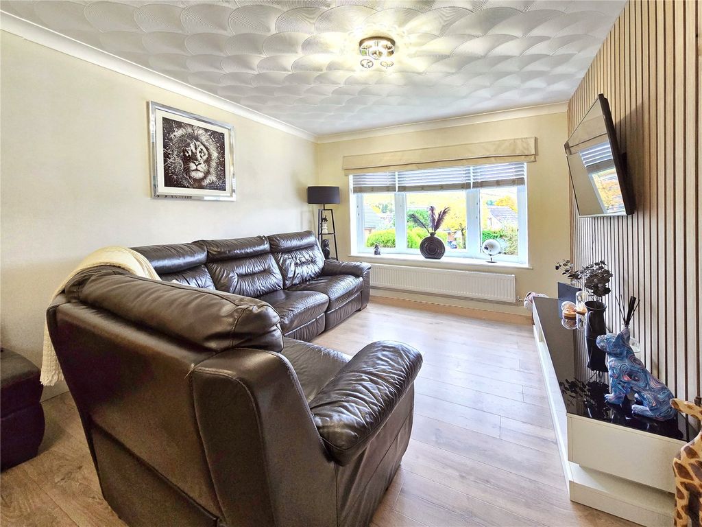 Property photo 2 of 32 Lounge