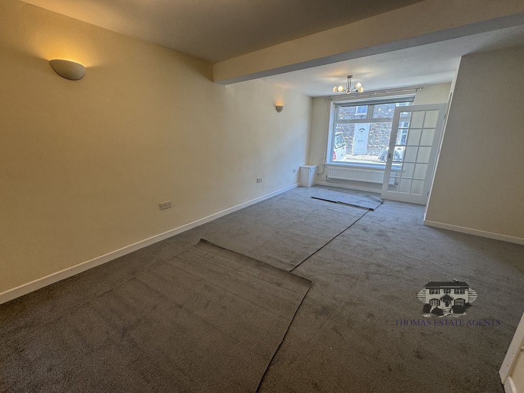 Property photo 3 of 10 Lounge