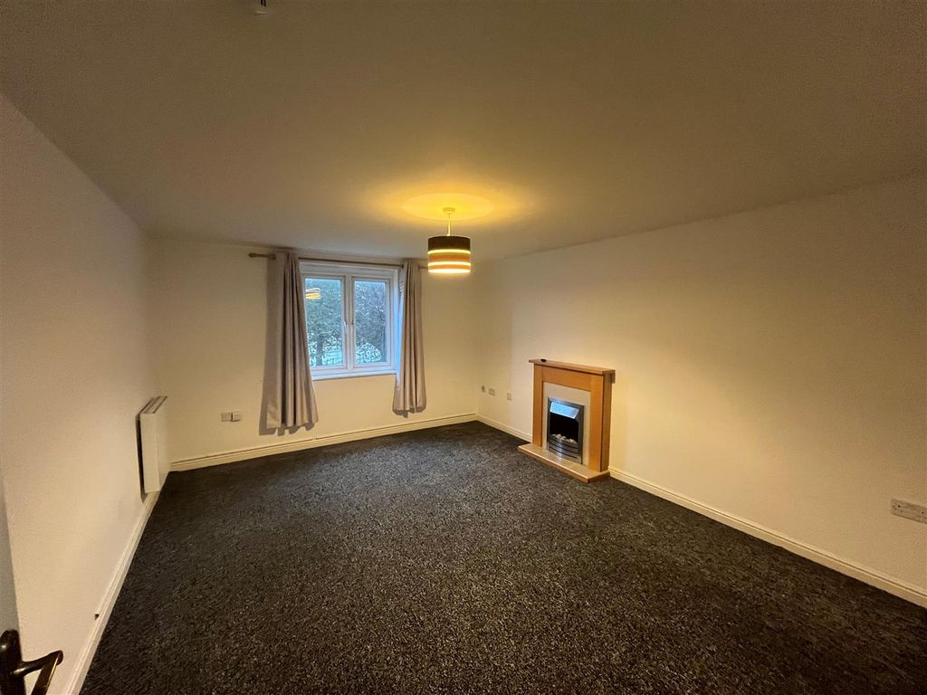 Property photo 3 of 11 Lounge