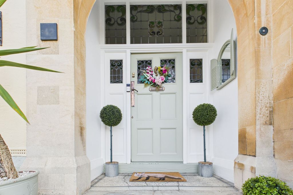 Property photo 3 of 34