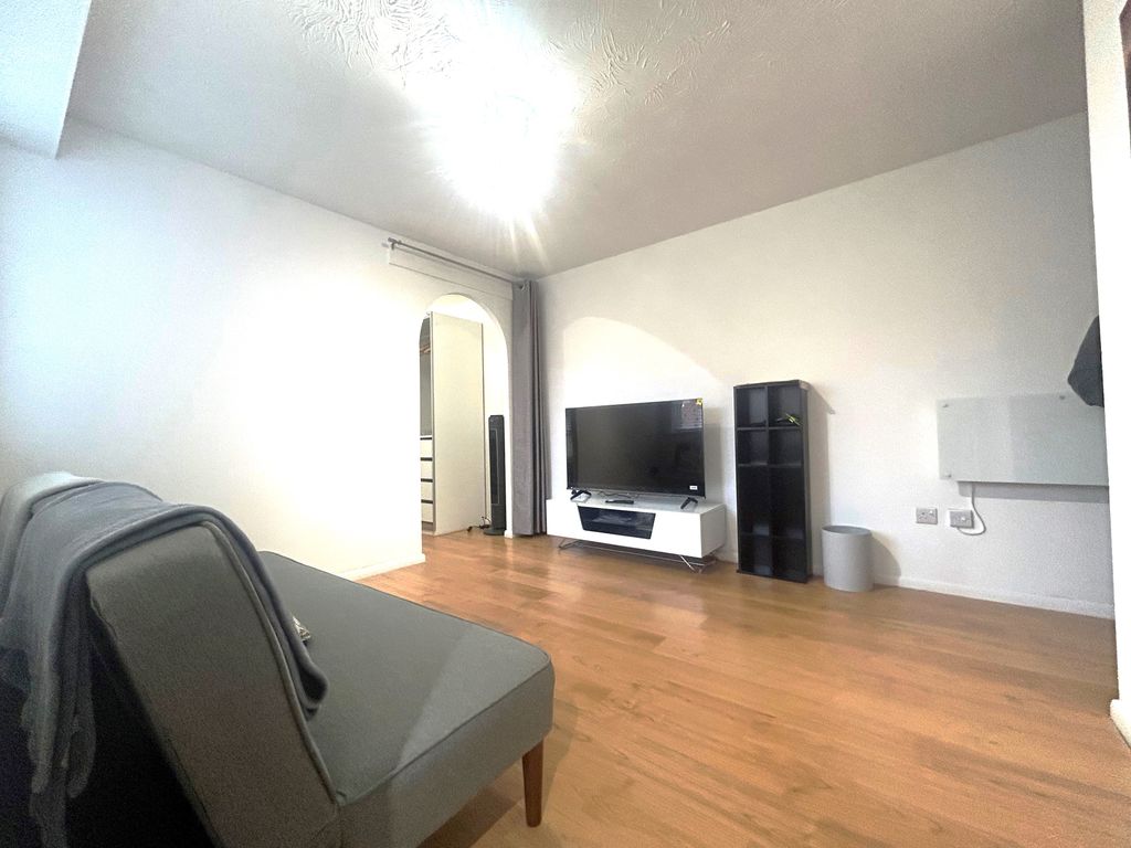 Property photo 3 of 6 Living Room