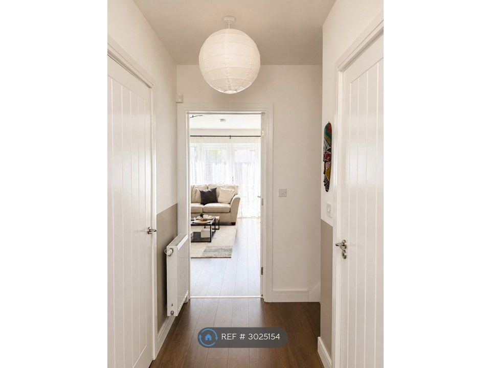 Property photo 2 of 11 Hallway