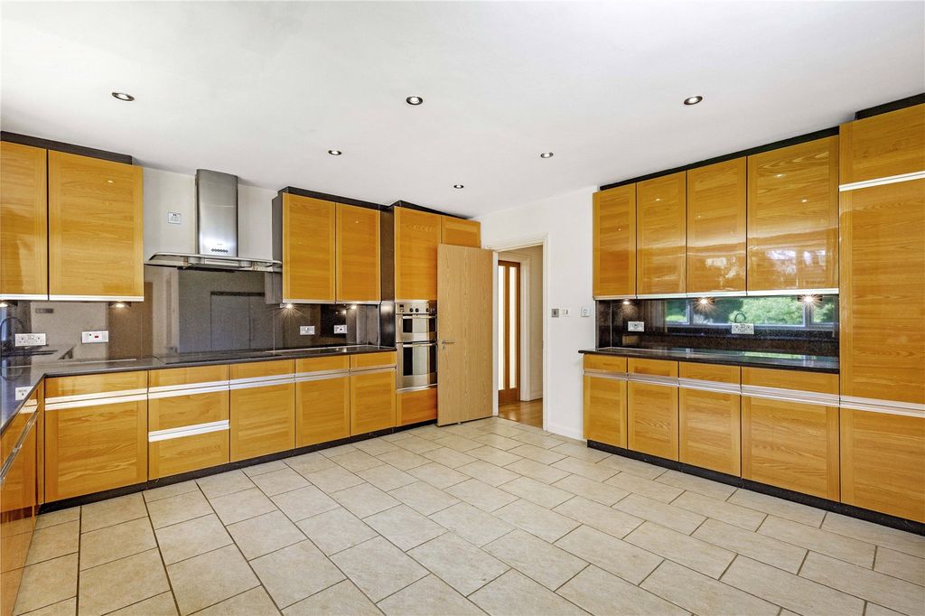 Property photo 2 of 25 Kitchen