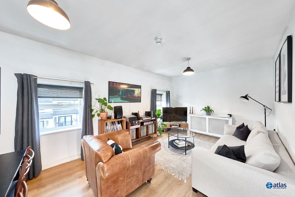 Property photo 3 of 11 Lounge