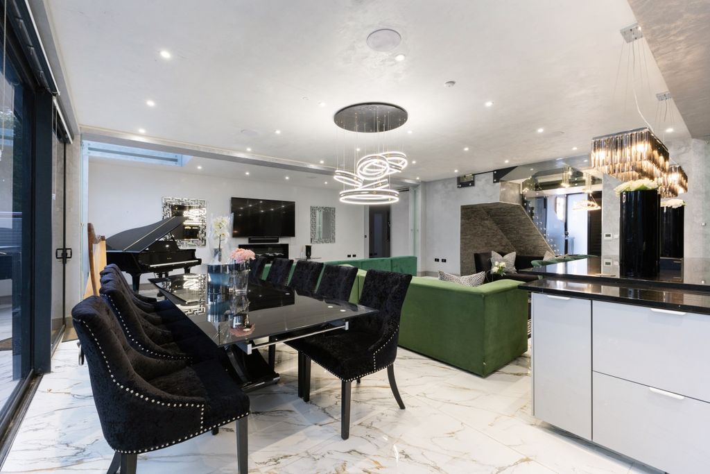 Additional image 5 of 5 bed detached house to rentWaggon Road, Barnet EN4