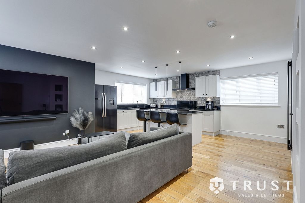 Property photo 3 of 36