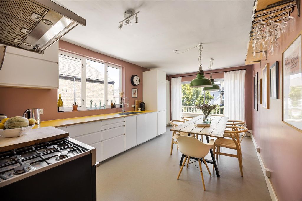 Property photo 3 of 44 Selwyn Road, E13