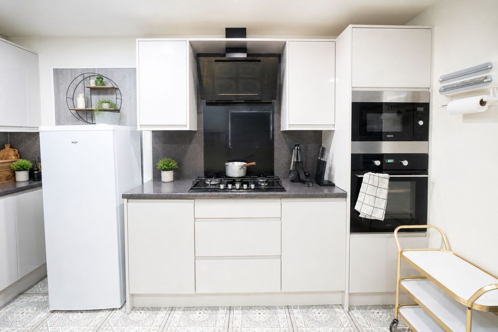 Property photo 3 of 13 Kitchen 2