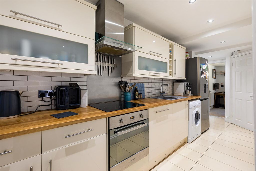 Property photo 3 of 24 Grosnevor Road, E11