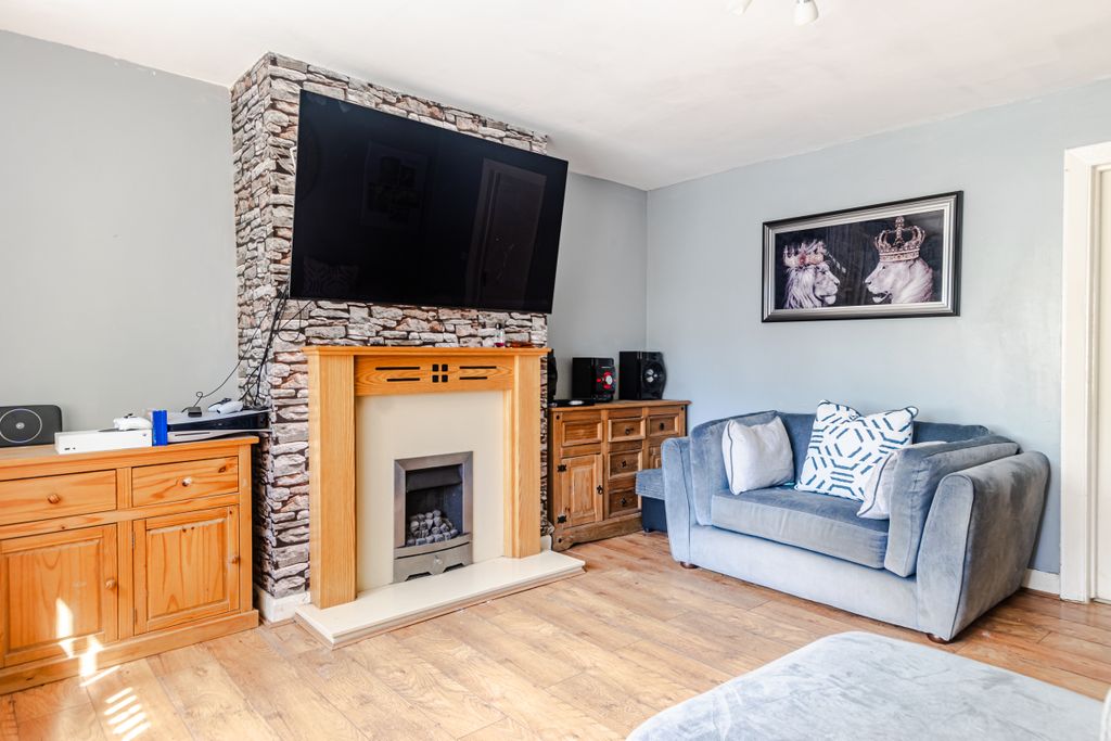 Property photo 3 of 16 Lounge3