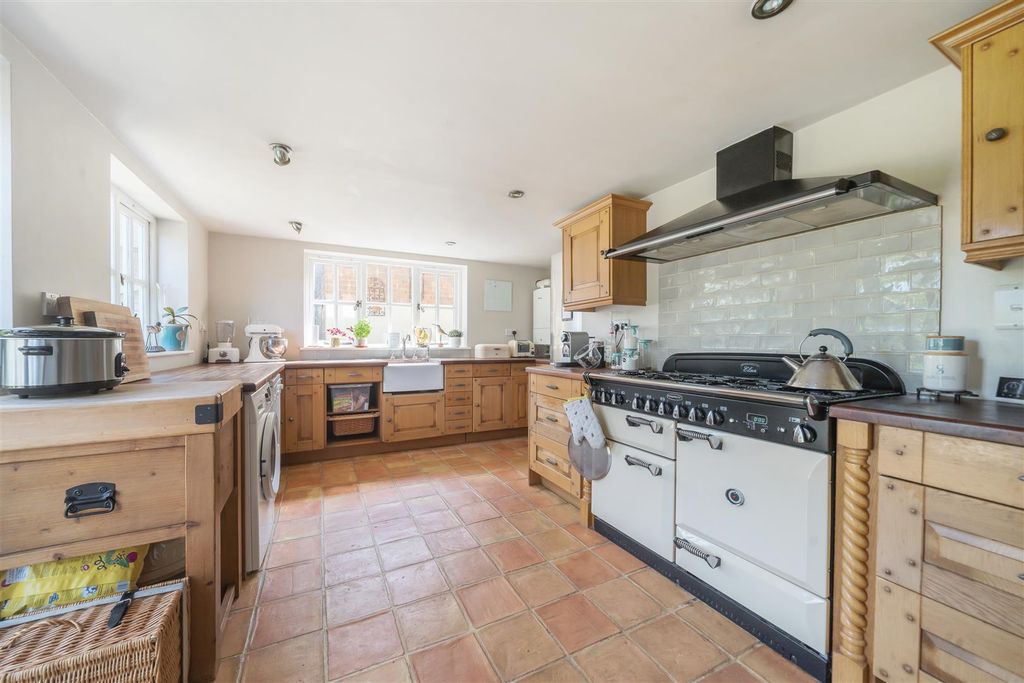 Property photo 3 of 33 Kitchen