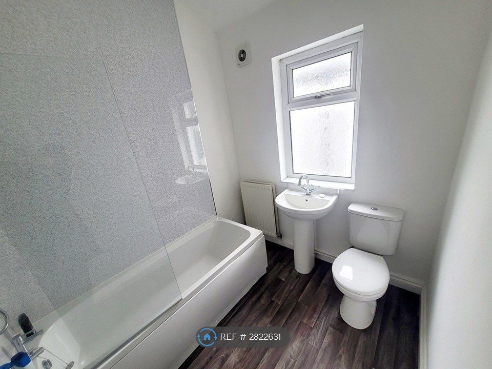 Property photo 3 of 10 Bathroom