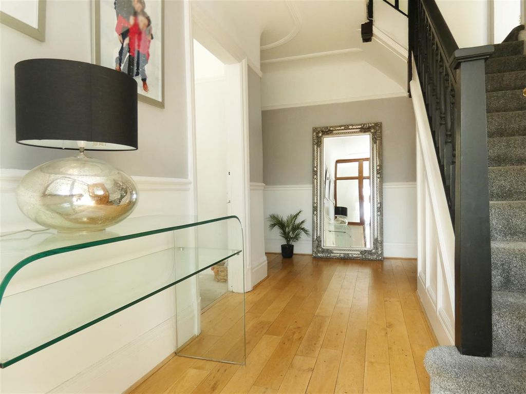 Property photo 3 of 30 Hall