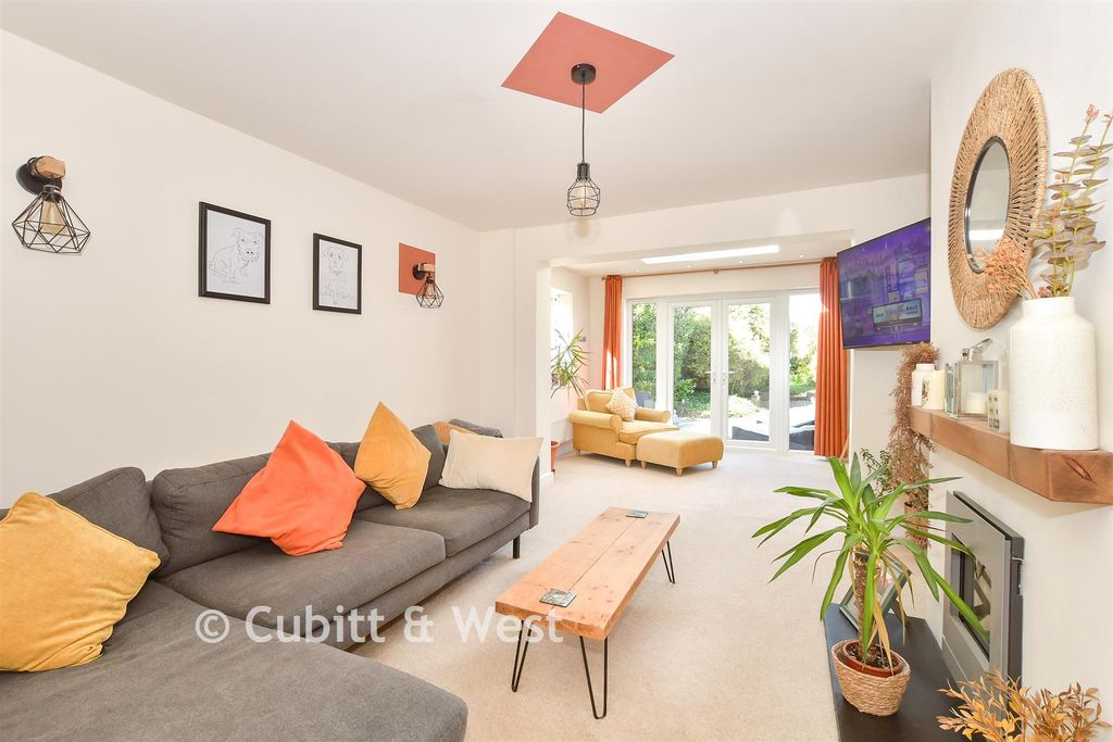 Property photo 1 of 16 Lounge