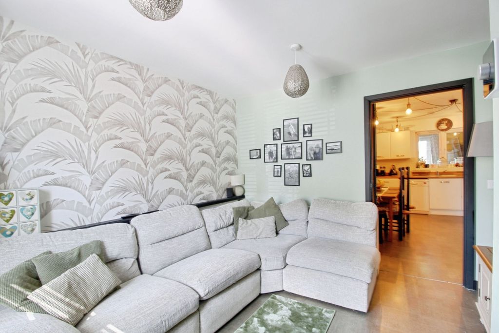 Property photo 2 of 20