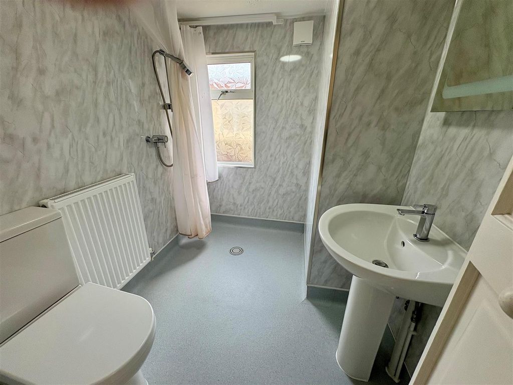 Property photo 3 of 10 Bathroom