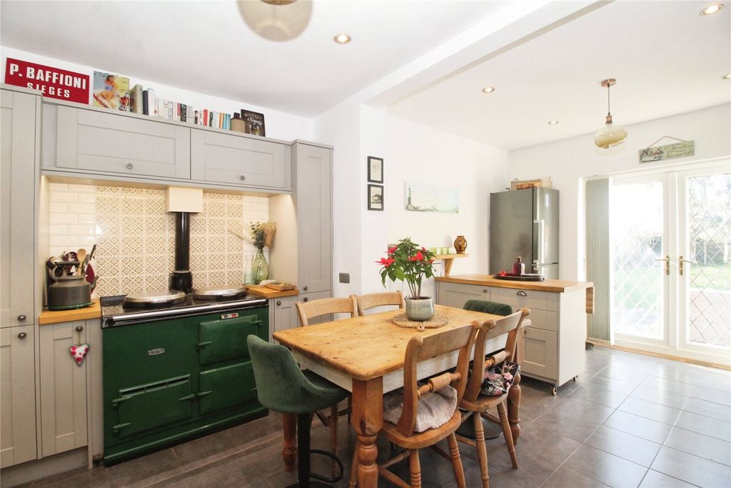 Property photo 3 of 17 Breakfast Kitchen