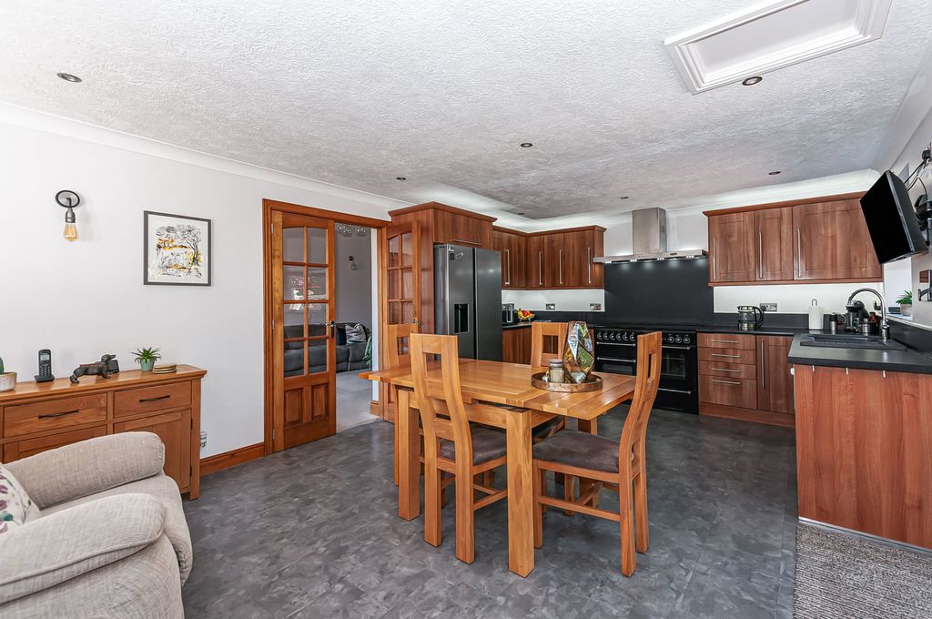 Property photo 3 of 24