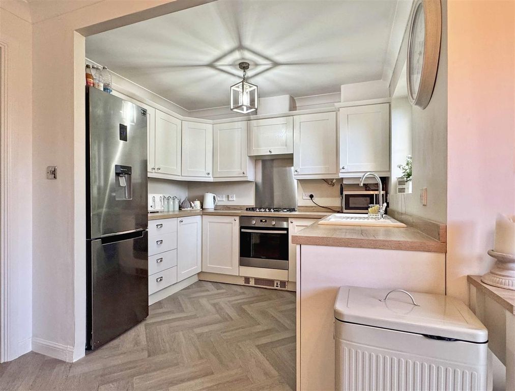 Property photo 3 of 27 Kitchen d.Jpg