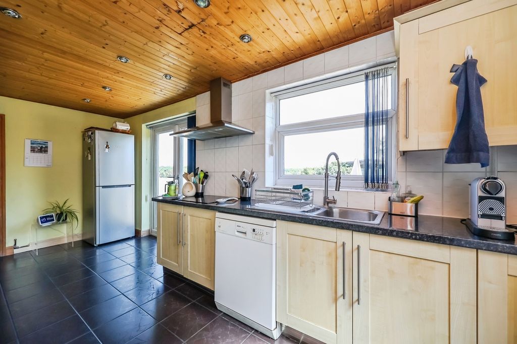 Property photo 3 of 22 Fitted Kitchen