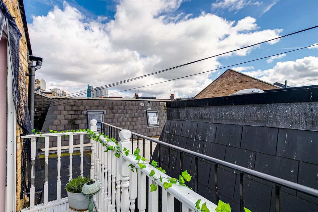 Property photo 3 of 7 Balcony