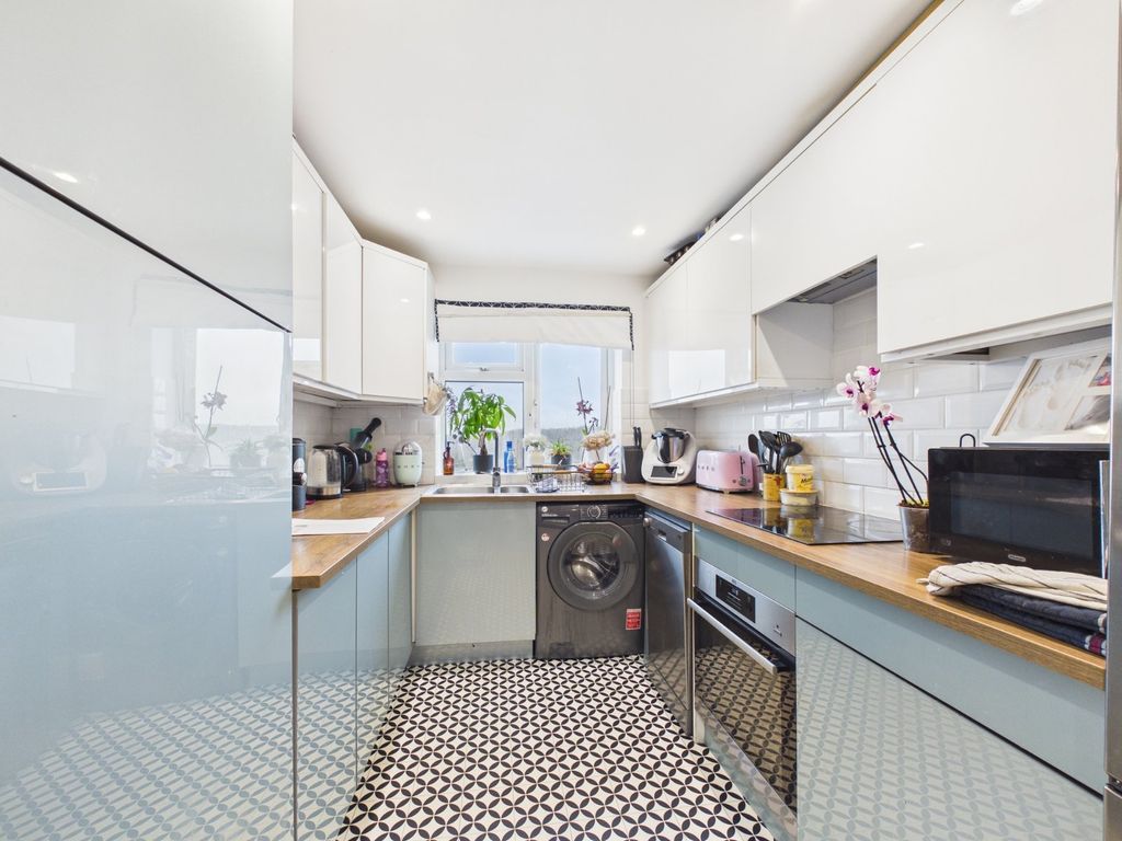 Property photo 3 of 9 Kitchen