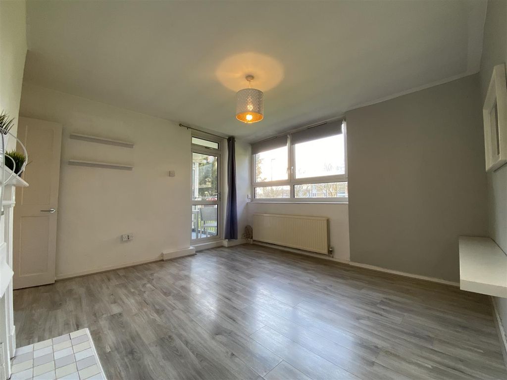 Property photo 3 of 15 Winterfold Close