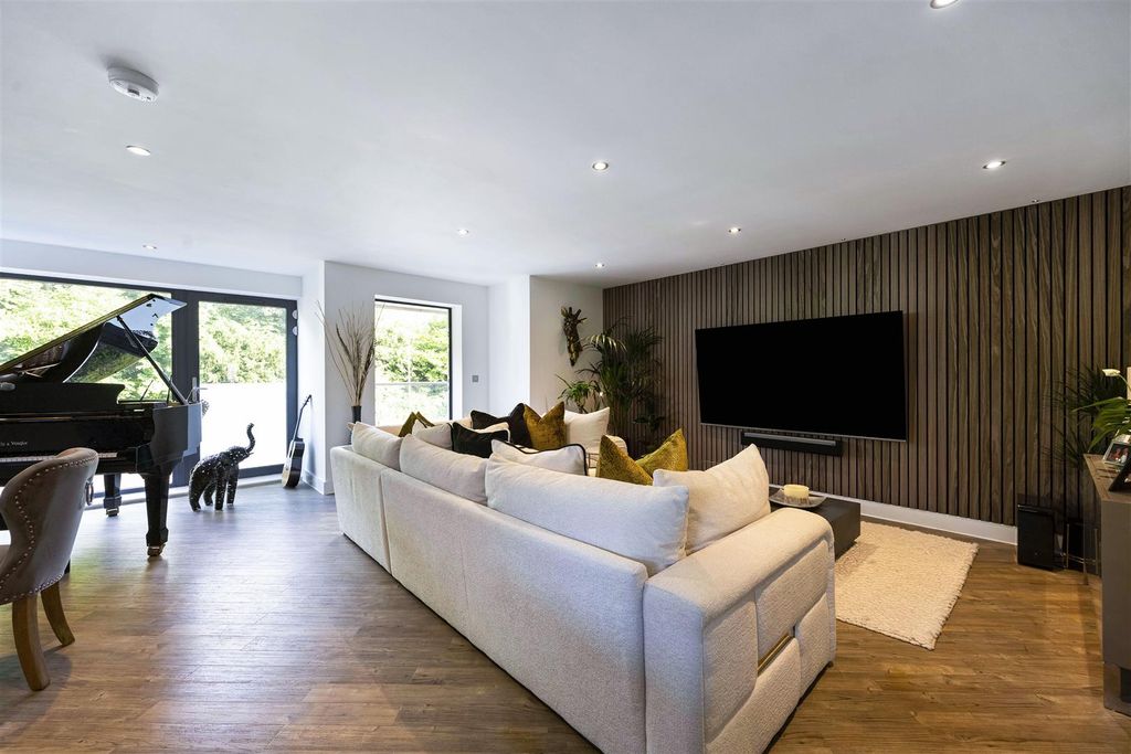 Property photo 2 of 11 779Thepark001.Jpg