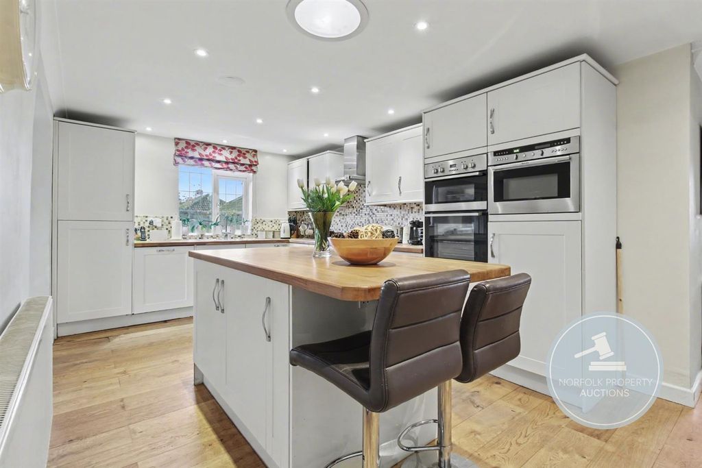 Property photo 1 of 19 Kitchen