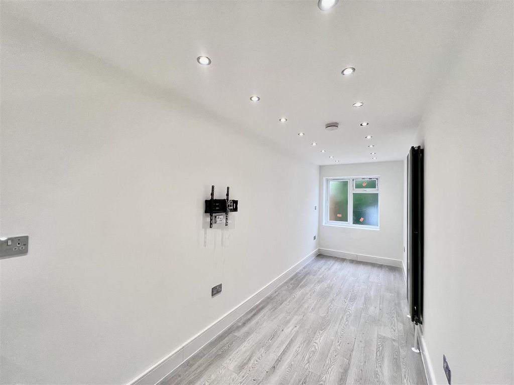 Property photo 2 of 6 Studio