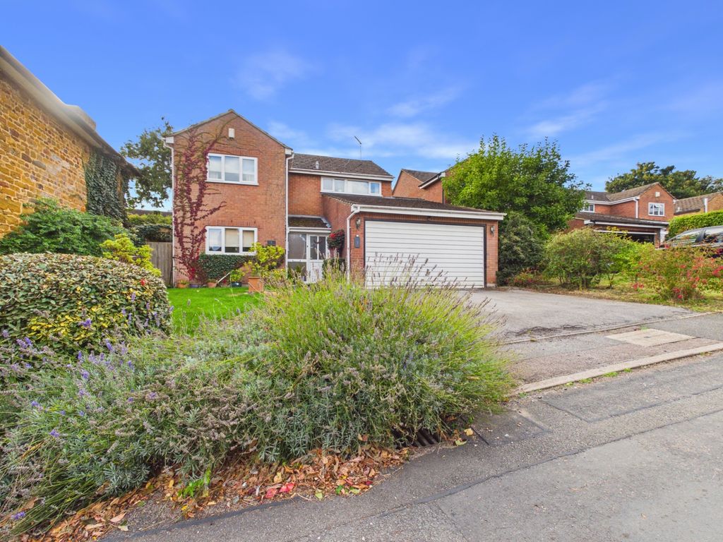 Property photo 1 of 12 Paddock Close