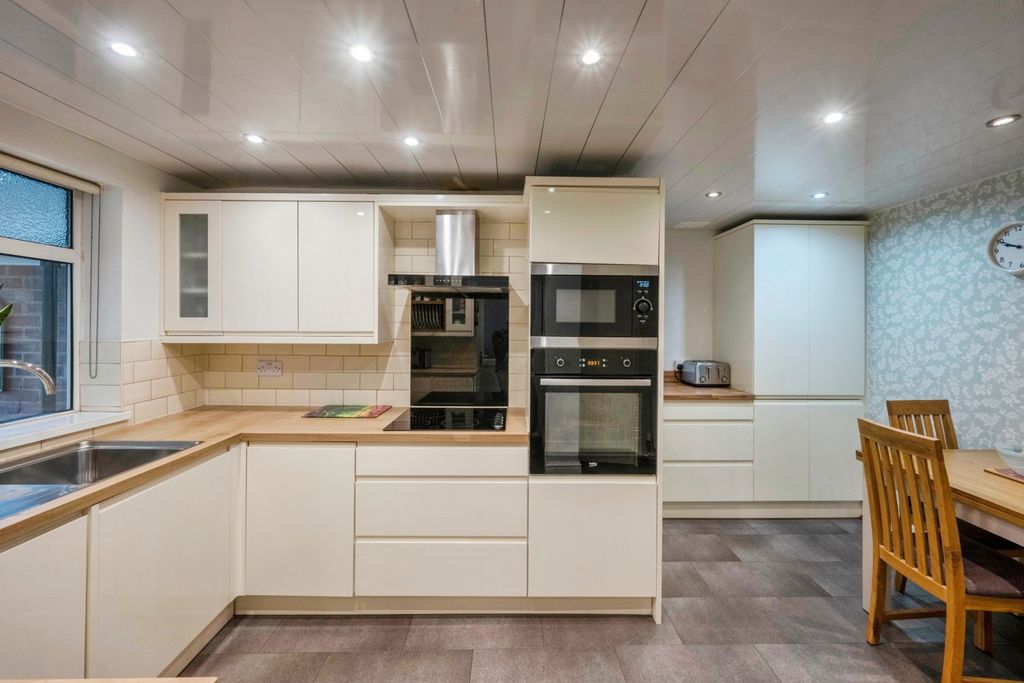 Property photo 3 of 17 Kitchen 2