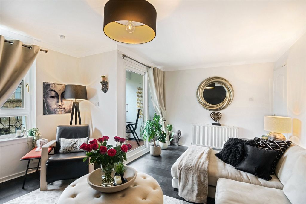 Property photo 3 of 19 Living Room