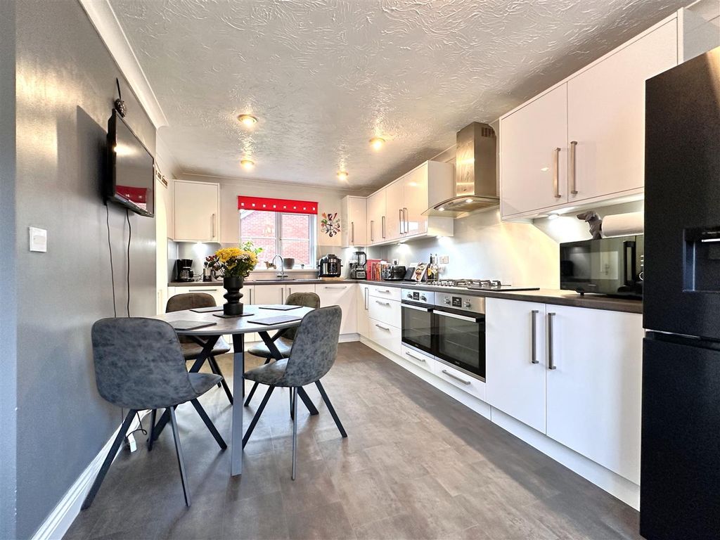 Property photo 2 of 19 Stylish Dining Kitchen 630