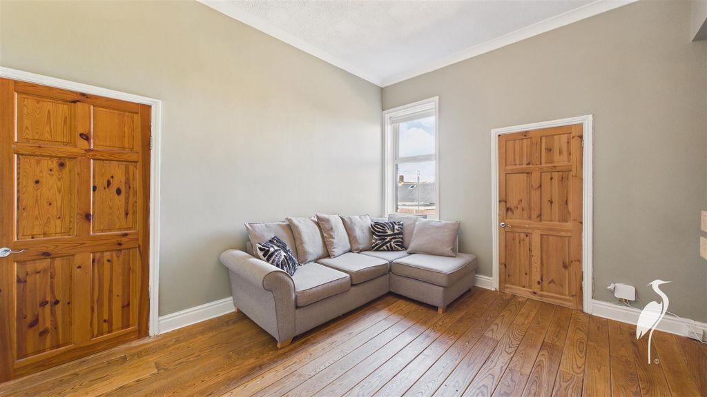 Property photo 3 of 15 Lounge