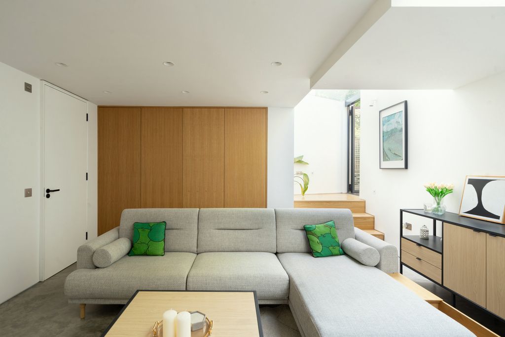 Property photo 1 of 27 299052 - Hill-House-Road-06.Jpg