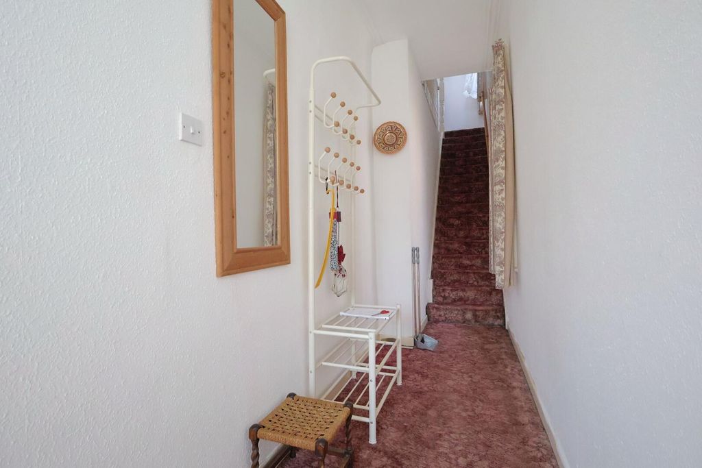 Property photo 2 of 11 Hallway