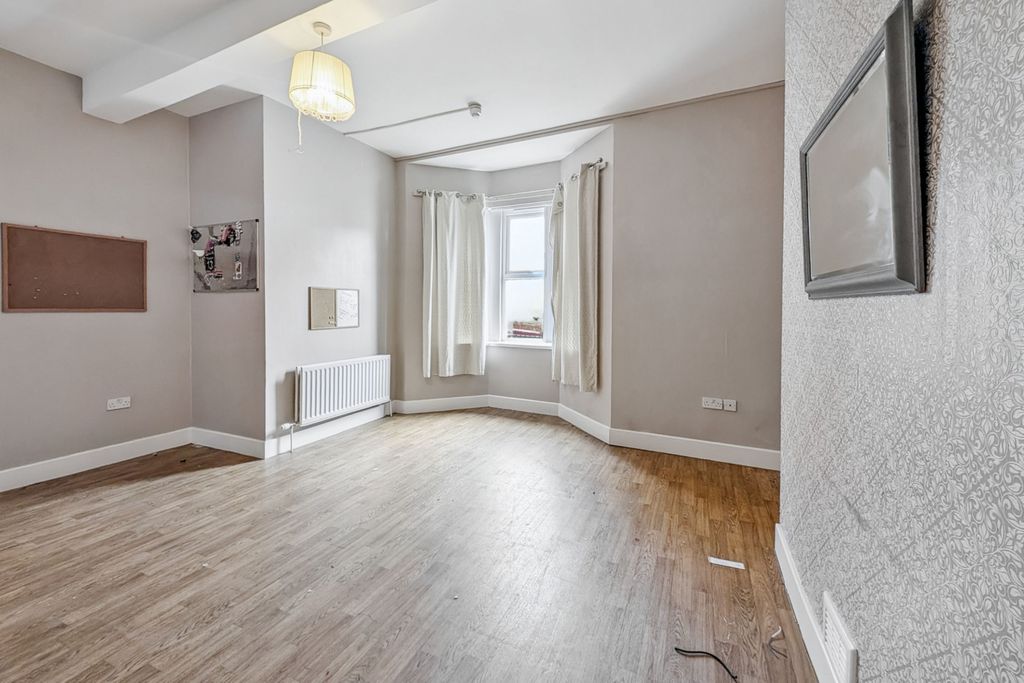 Property photo 2 of 18 2 Poplar Crescent, Bensham, Gateshead, Tyne &amp; Wear, Ne8 1Qd