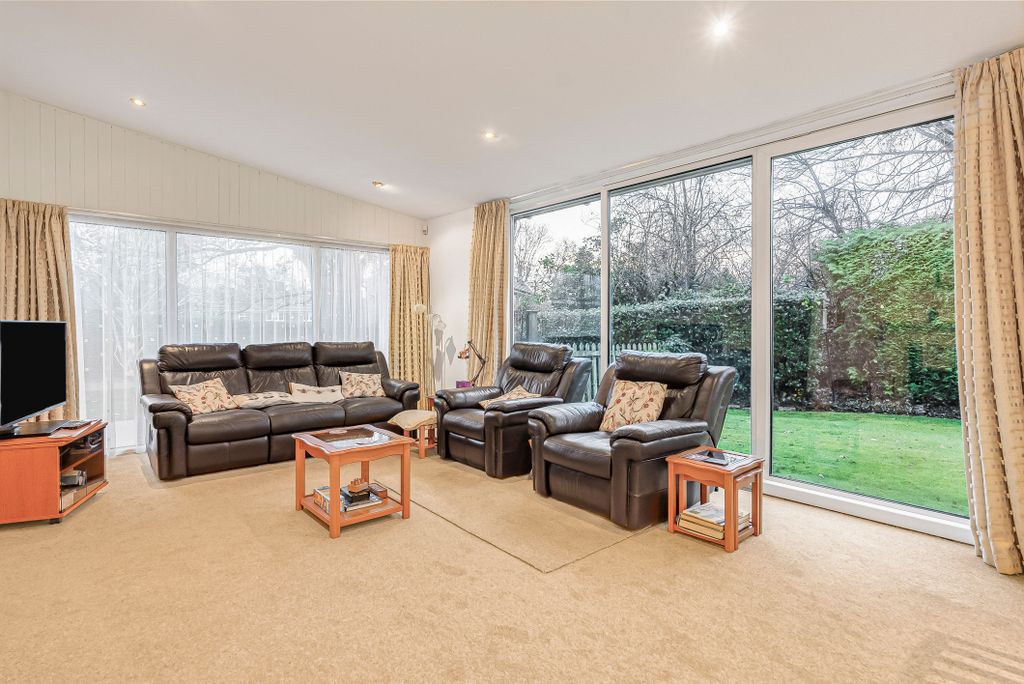 Property photo 2 of 31 Living Room