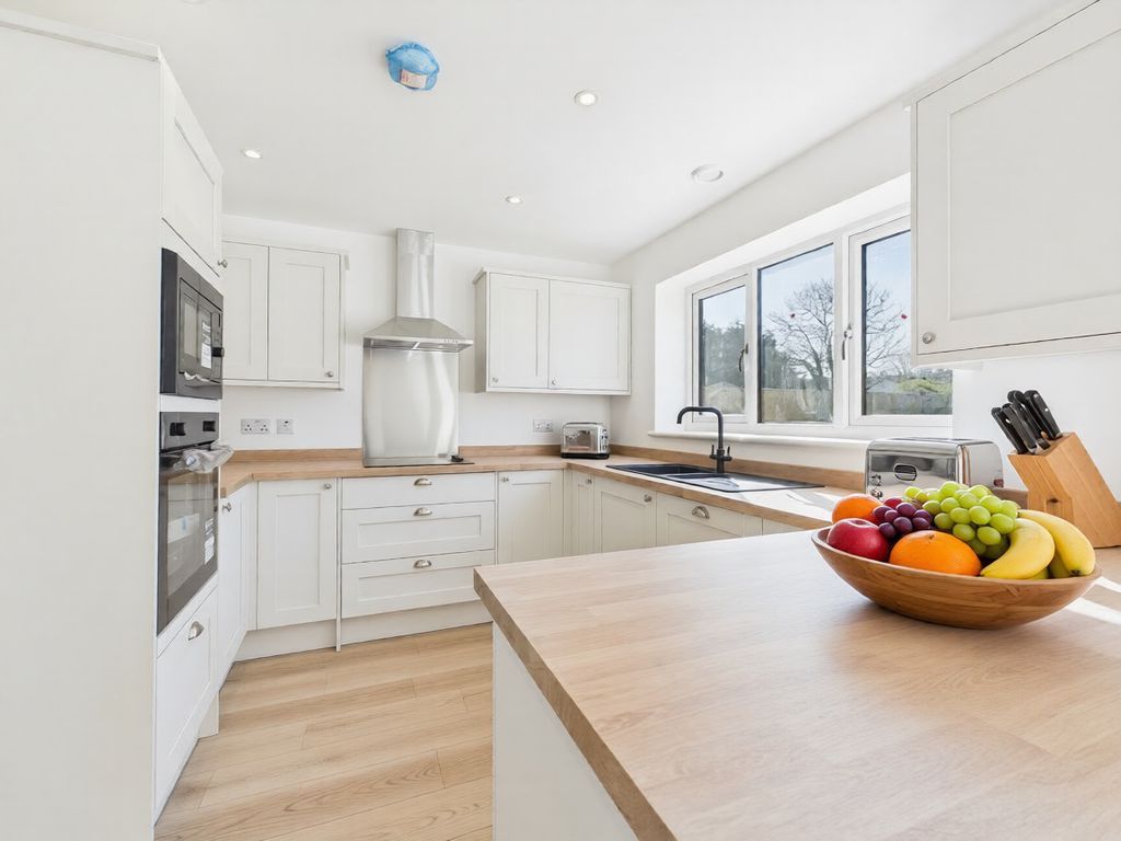 Property photo 2 of 12 Kitchen