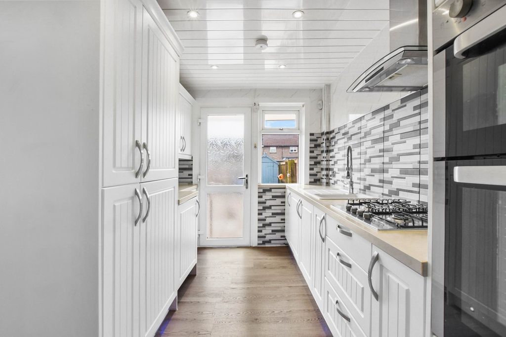 Property photo 3 of 30 Modern Kitchen With Integrated Appliances