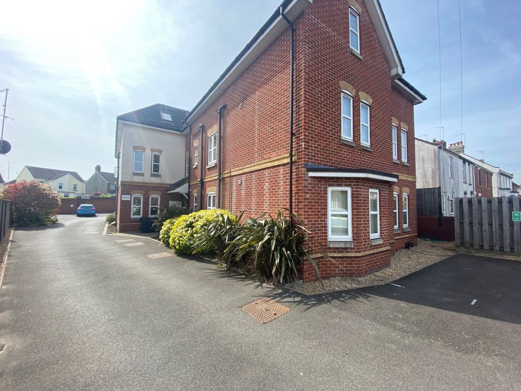 Property photo 1 of 7 1 Bed Flat To Rent 137 Ringwood Road, Poole Bh14