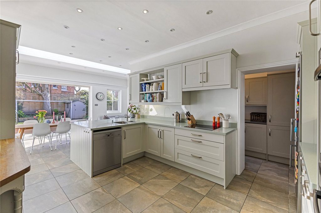 Property photo 3 of 12 Kitchen