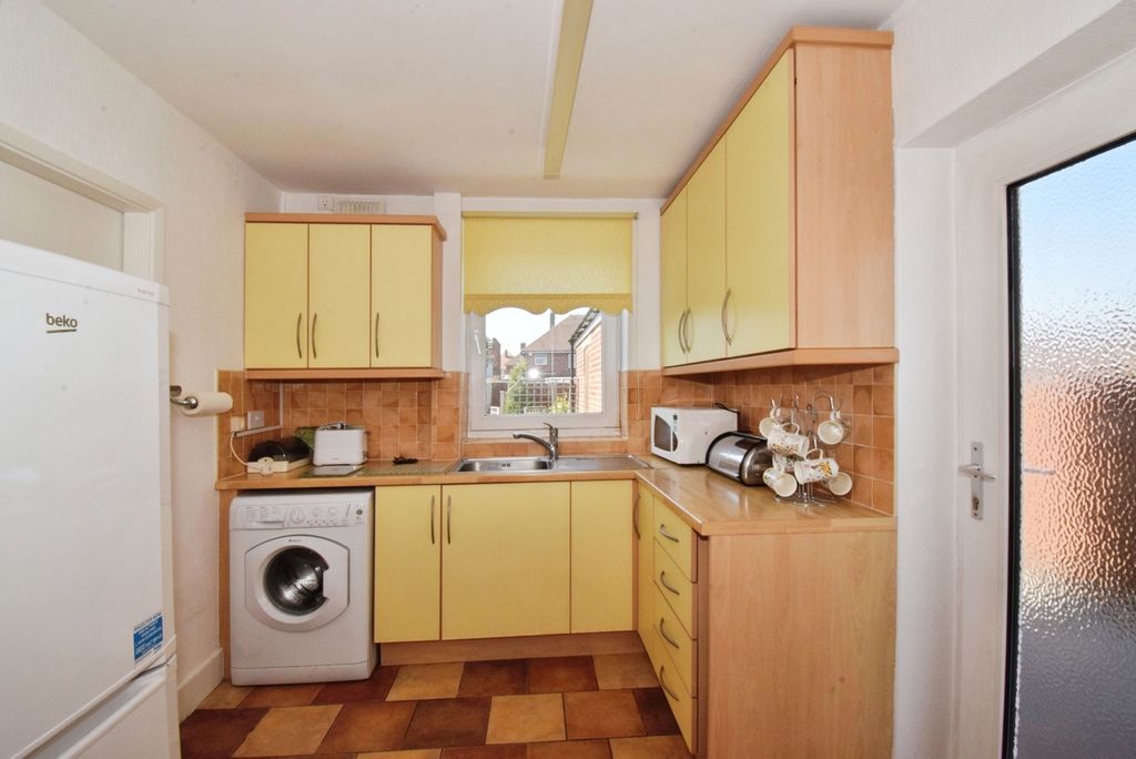Property photo 3 of 17 Kitchen